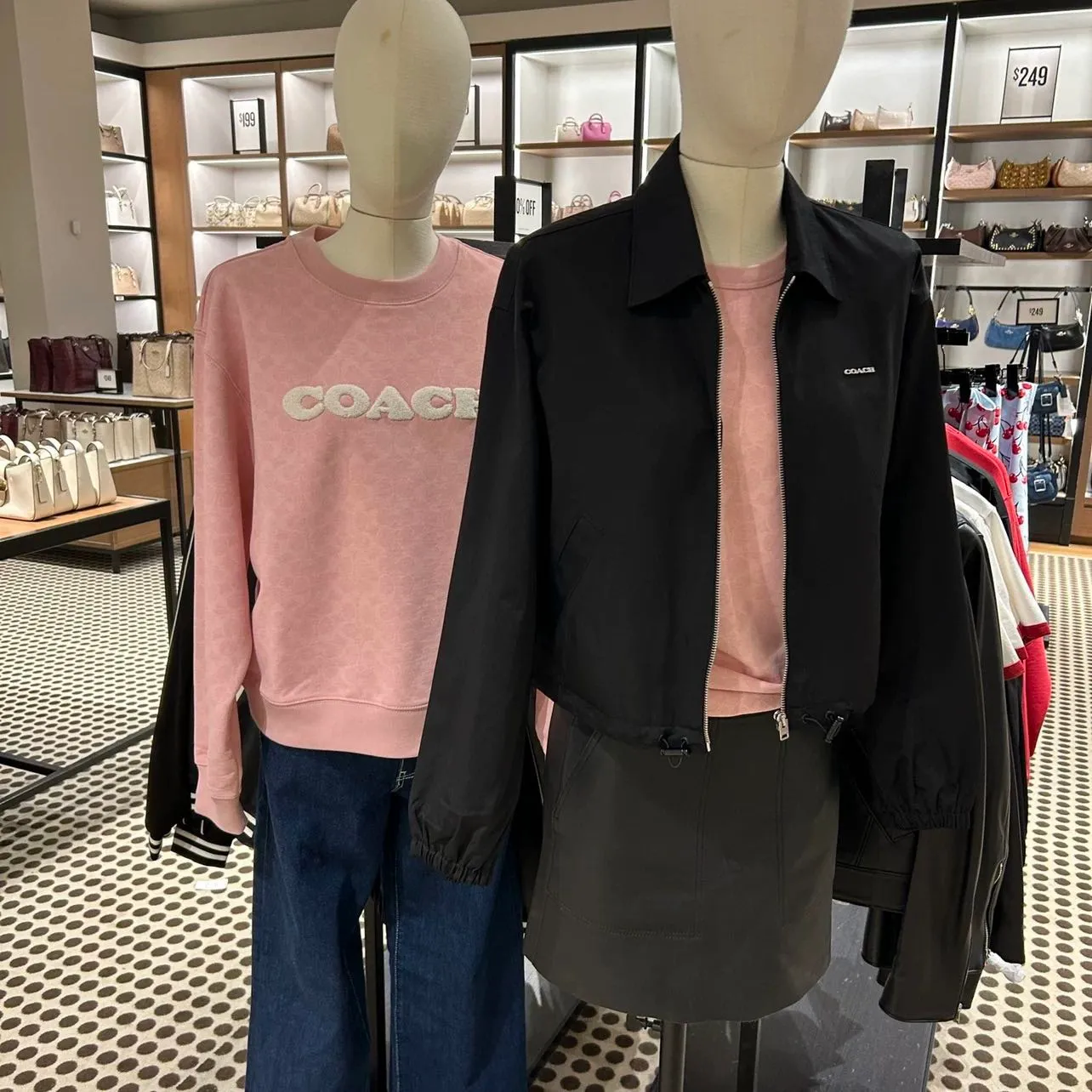 Model pictures provided for the latest, Coach spring jackets for women. Prada has the same style, with low-key colors and a design with a bit of matte hardware. It has a proper sense of quality and the relaxed feeling of a city walk. At first glance, I am attracted by the fufu little coat. Very classic style. The hem has a closed design, so it can be easily matched with dresses, trousers and short skirts. The design of the short jacket can elongate the body proportions, and it can be perfectly matched with any combination. It is shipped from a trading company, and the quality is absolutely superb. A complete set of customer-supplied auxiliary hardware makes getting in and out of the cabinet stress-free. It can be used to keep wind and warm in early spring, and sunscreen can be used in summer. In autumn, it can be protected from wind. Can be worn from early spring to early autumn. Definitely a must-have for sisters 🤗🤗🤗 Color: Black Composition (polyester fiber) Size: S-L (loose and short version) S size: length 54CM, bust 120CM, shoulder width 49CM, sleeve length 56CM, reference weight 90-105 catties M size: length 56CM, bust 124CM, shoulder width 50CM, sleeve length 57CM Reference weight: 105-115 catties. Size L: length 58CM, bust 128CM, shoulder width 51CM, sleeve length 58CM. Reference weight: 115-130 catties